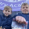 [월드피플+] 쿠키 팔아 우크라이나 돕는 英 초등생 형제 화제