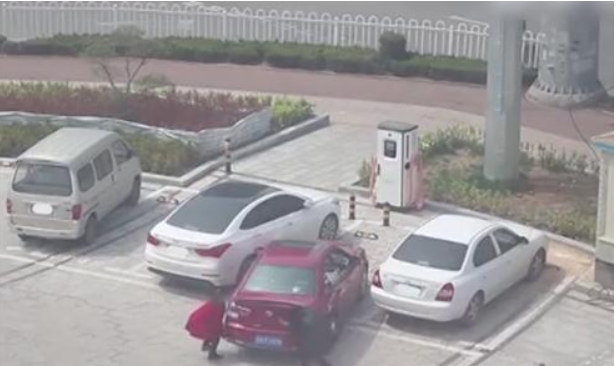 “여자는 긴 머리 때문에 운전 잘 못해”…중국 경찰의 이상한 논리