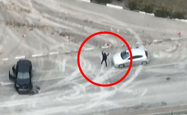 “항복!” 처자식 위해 투항한 민간인 사살…러 전쟁범죄 증거 드론 포착 [영상]