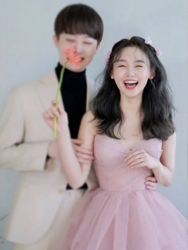 ‘97년생’ 김수민 前 아나운서 웨딩사진 공개…남편 얼굴 보니