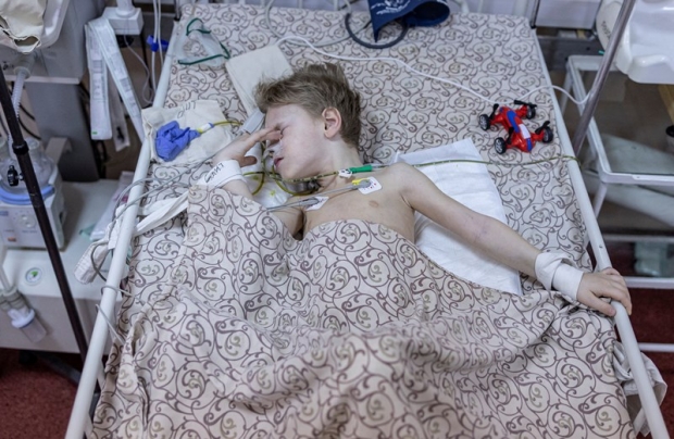 “아빠는 어디에?”…사진 한장에 담긴 우크라 소년의 참담한 현실