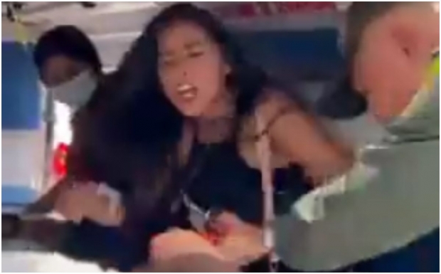 교통사고로 중상입은 남친에게 여자가 앰뷸런스서 요구한 것은?