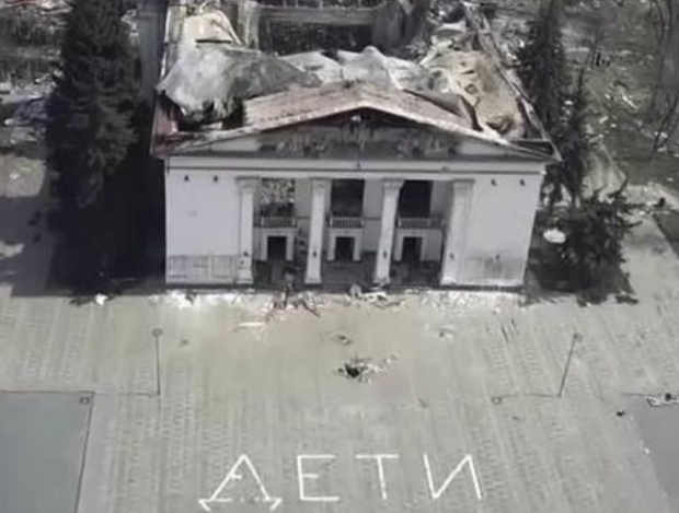 ‘어린이’ 글자만 빼고 다 파괴…드론으로 포착한 마리우폴 극장 (영상)