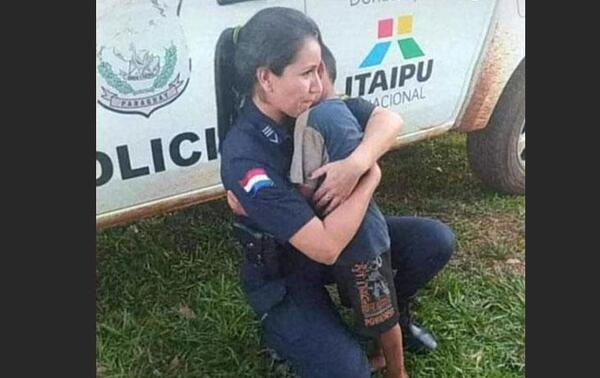 여경과 4살 어린이의 포옹에 네티즌들 눈물 뚝뚝... 이유는?