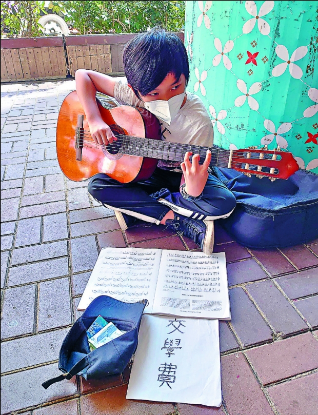 실직한 엄마 대신 거리 연주나선 11세 소년...홍콩시민 울렸다