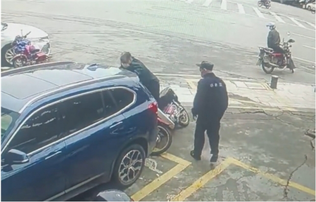“너 돈 많지, 돈 내놔”...주차된 BMW 고의충돌 후 적반하장