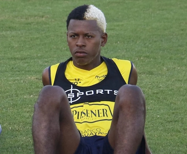 득점 1위 현역 축구선수가 중간 보스, 충격적인 갱단 실체