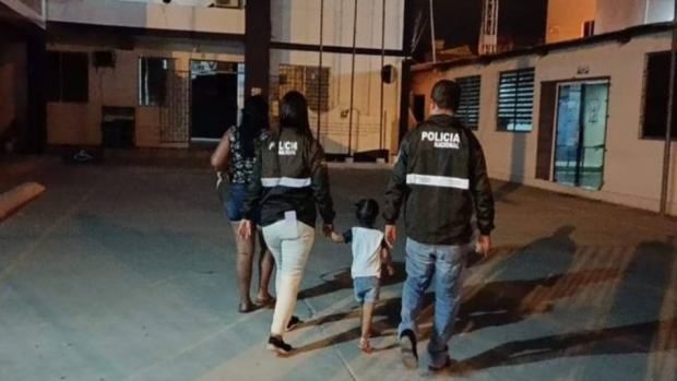 딸을 팔려다…여경 손잡고 걷는 2살 아이의 안타까운 사연