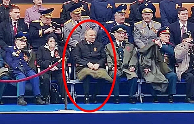 [포착] “푸틴 무릎 담요” 왼팔만 ‘흔들’ 걸음걸이도 수상…건강이상설 재점화