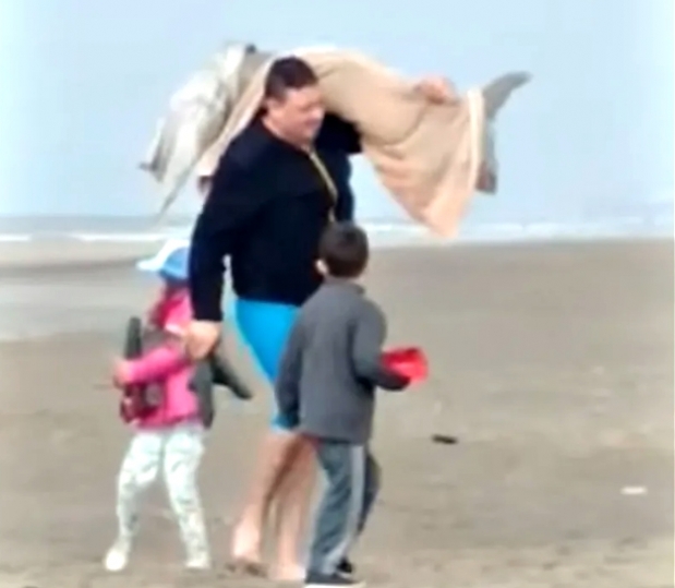 [여기는 남미] 돌고래 잡아간 남자, 요리해서 드시려고요?