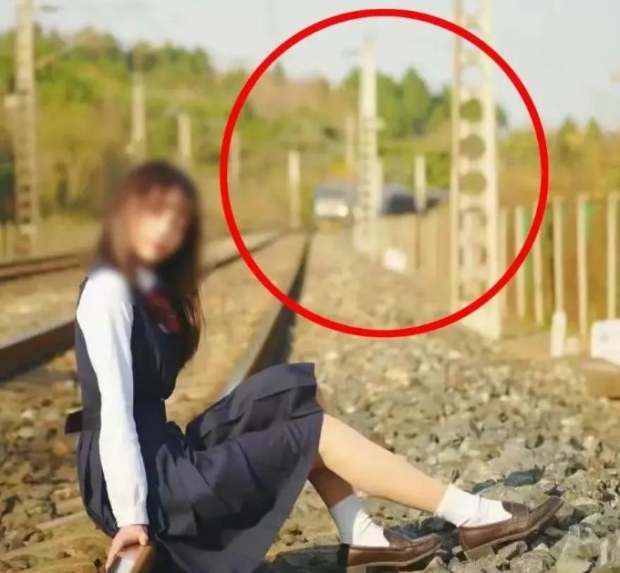 [여기는 중국] 시속 330㎞ 열차 앞에서 ‘찰칵’… ‘좋아요’에 목숨 건 인증샷