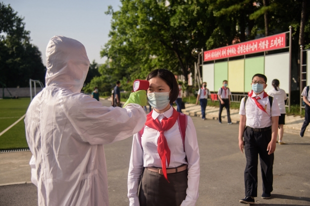 北 ‘코로나 재앙’ 결국 현실로…“맥주병에 수액, 녹슨 주삿바늘” 주장 나와