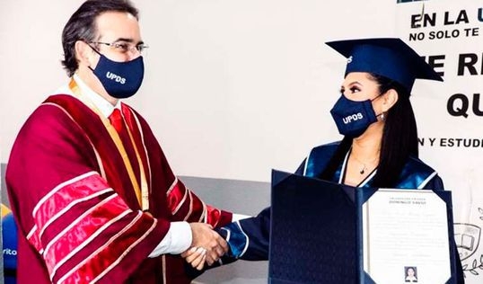 [여기는 남미] 졸업식날 출산한 여대생이 받은 뜻밖의 선물