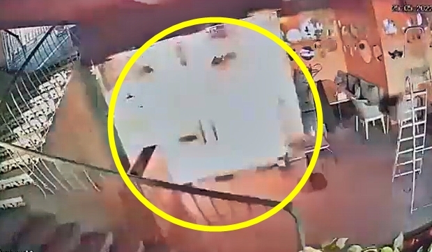 [포착] “쾅!” 러軍, 자포리자 민간 쇼핑몰 폭격…사상자 발생 (영상)