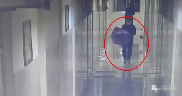 모교 유리창 깨고 침입해 후배들 노트북 훔친 몰인정한 선배