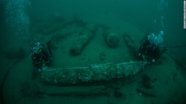 340년 전 침몰 英군함 ‘HMS 글로스터’ 발견…미개봉 와인도 나와