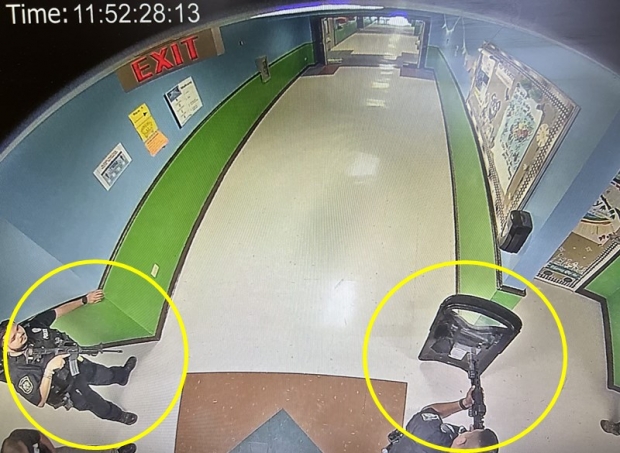 교실 안에서 초등생 학살 중인데…복도 대기 美경찰 CCTV 공개
