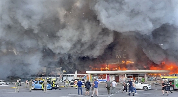 [포착] “희생자 수 상상조차 어렵다”…러軍, 우크라 쇼핑센터 미사일 폭격 파문 (영상)