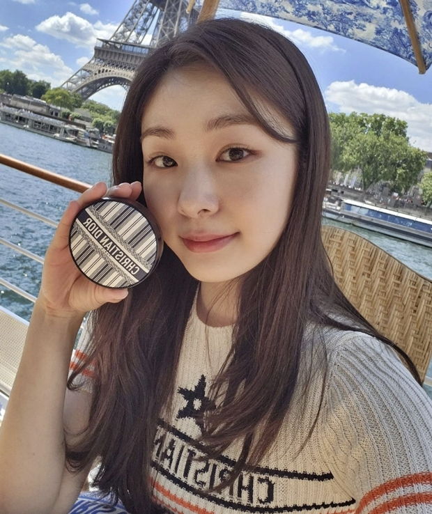 파리가 반한 ‘인간 디올’ 김연아…에펠탑 앞 명품 자태