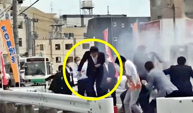 [포착] “탕!” 첫 총성 후 3초간 멀뚱…아베 피격 순간 ‘경호 구멍’