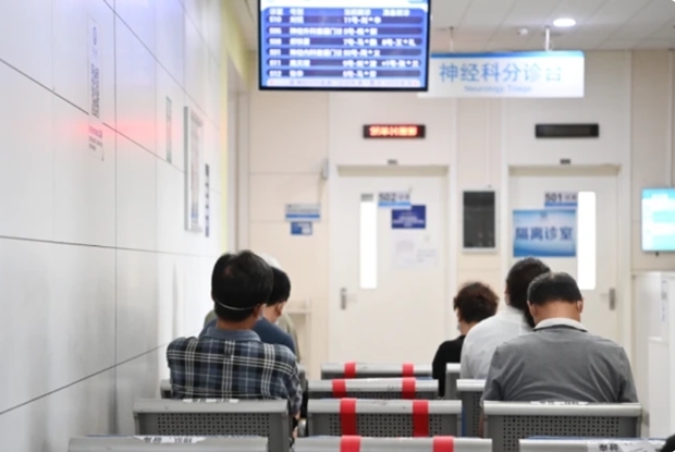 [여기는 중국] “의자 앉으려면 돈 내라” 환자들에게 자릿세 받는 이상한 병원