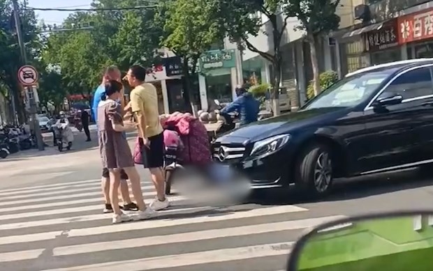 [여기는 중국] “가난뱅이 주제에”…오토바이와 충돌 후 벤츠男의 황당 태도