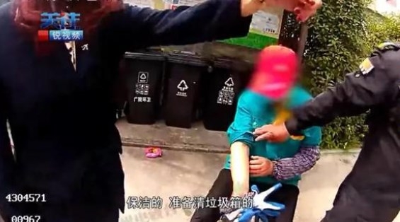 [여기는 중국] 마른 하늘에 ‘칼 벼락’…고층 아파트서 떨어져 환경미화원 부상