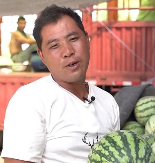 단 1초면 끝…한번 두드려보고 떼돈 버는 中 ‘수박 감별사’ 화제