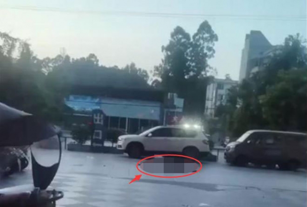 [여기는 중국] “지나가다 날벼락” 고층건물 투신 여성, 행인 덮쳐 ‘함께 즉사’