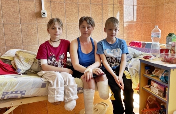 [월드피플+] “걸었다!” 러軍 기차역 포격, 다리 잃은 우크라 모녀 ‘기적’ (영상)