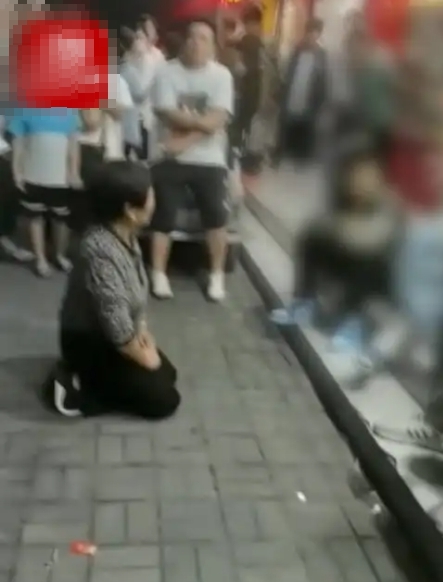 [포착] “제발 내 손자 건들지마”..70대 노인, 가해 청소년들 앞에 무릎