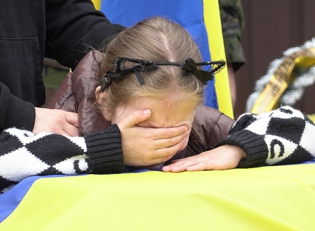 [포착] “아빠…” 우크라 8살 소녀, 전사한 아빠 관 붙들고 ‘엉엉’ 눈물