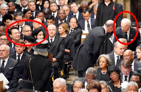 조 바이든·윤 대통령이 英여왕 장례식서 ‘14열’에 앉은 이유
