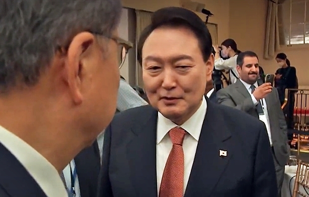 “저속한” 윤 대통령 막말 결국 외신 보도…”이 XX들, 쪽팔려서” 국제 망신