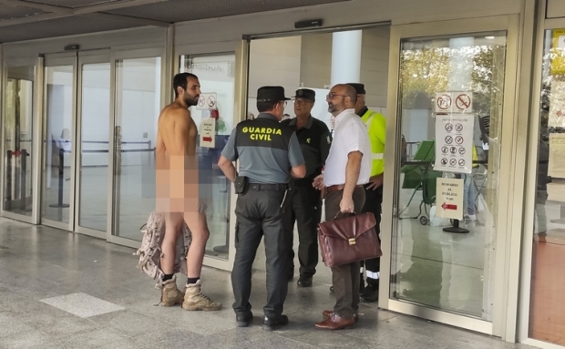 자연주의 고집하는 남자, 재판에도 누드 참석하려다 그만...