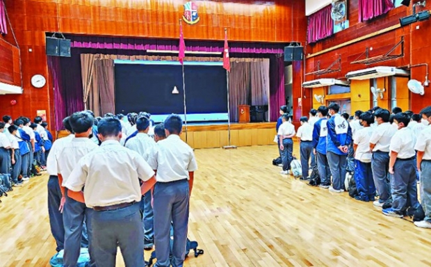 中 국기게양식 중 밥 먹었다고…홍콩 중학생 14명 정학 논란