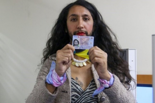 “이 사람의 성별은 X” 칠레 최초 ‘논바이너리 주민증’ 발급