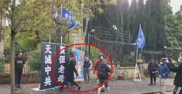 “시진핑 초상화 모욕”…영국 中 영사관 앞서 홍콩 시위대원 구타 당해