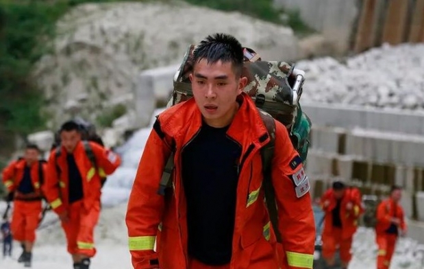 [월드피플+] 지진 더미서 구출된 소년, 14년 후 소방관 돼 동료 구하다 순직