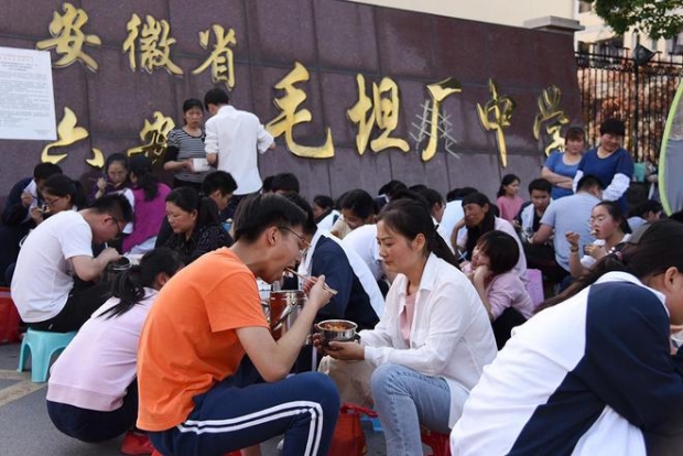 자녀 도시락 배달하다 목숨 잃은 母…中 교육열이 만든 사고