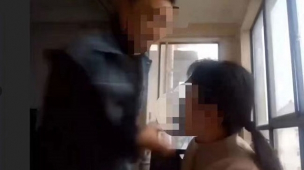 온라인 수업 중 40명 제자들 앞서 남편에 폭행당한 女교사