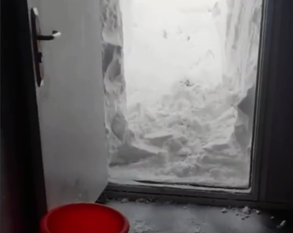 성인 키만큼 내린 폭설…기숙사 문까지 꽁꽁 얼어붙어 ‘강제 격리’[여기는 중국]