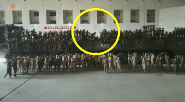 [영상] 소름돋는 기념사진...北김정은 뒤에서 추락사고, 앞쪽 군인이 보인 행동