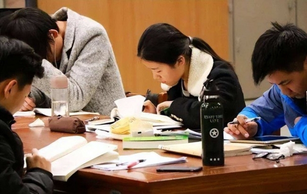 中 박사학위 학생 무려 40만 명… “거지처럼 안 먹고 안 쓰고 버텨”