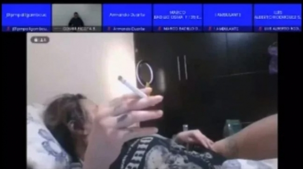 잠옷입고 침대 누워 담배 피며 재판을?…콜롬비아 女판사 논란