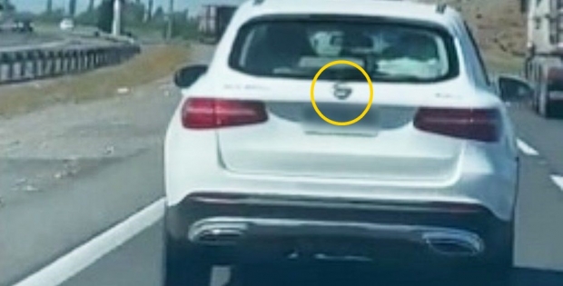 값비싼 벤츠 SUV에 왜 닛산 엠블럼을 달았을까?…칠레서 포착