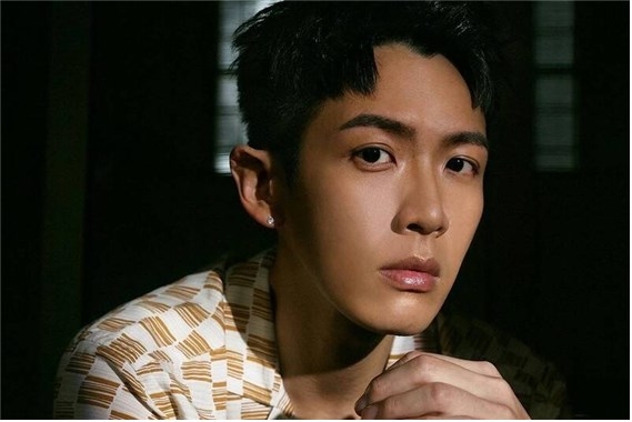 대만 유명 배우 커전둥, 드라마 촬영 중 ‘드론 폭발’로 얼굴 부상 [대만은 지금]