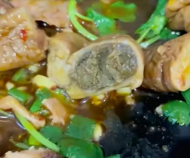 중국 곱창 맛집, 알고보니 돼지 ‘똥’ 가득 찬 ‘변 곱창’이었다