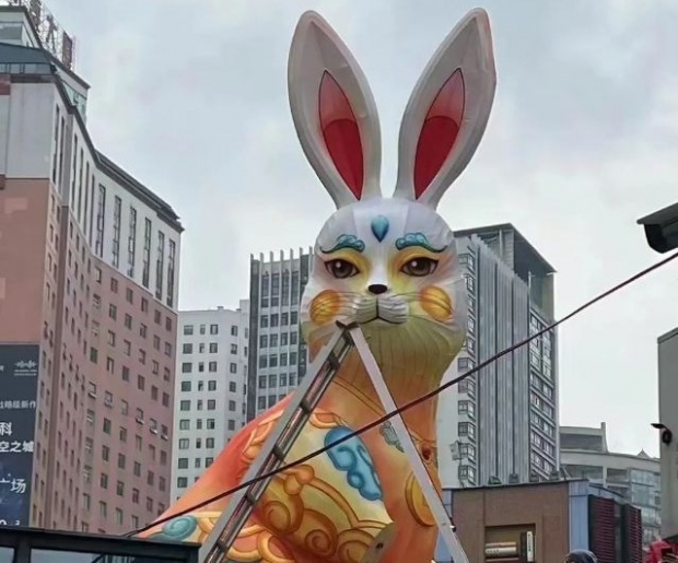 “괴기스럽고 조악하다”…中 새해 기념 ‘거대 토끼’ 조형물 논란 [여기는 중국]