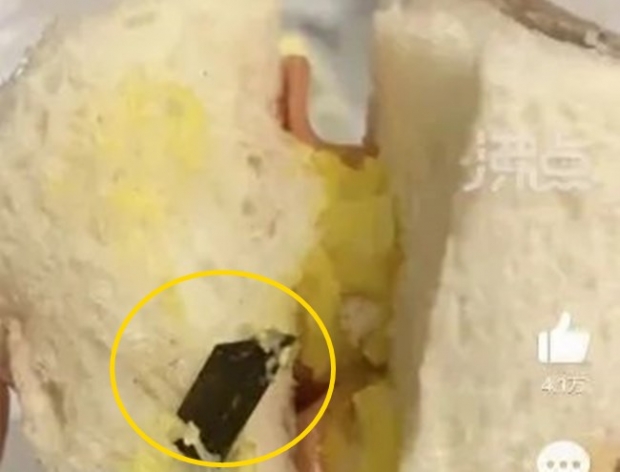 中 유명 베이커리 빵에서 녹슨 ‘커터 칼’…어이 없는 보상안 [여기는 중국]